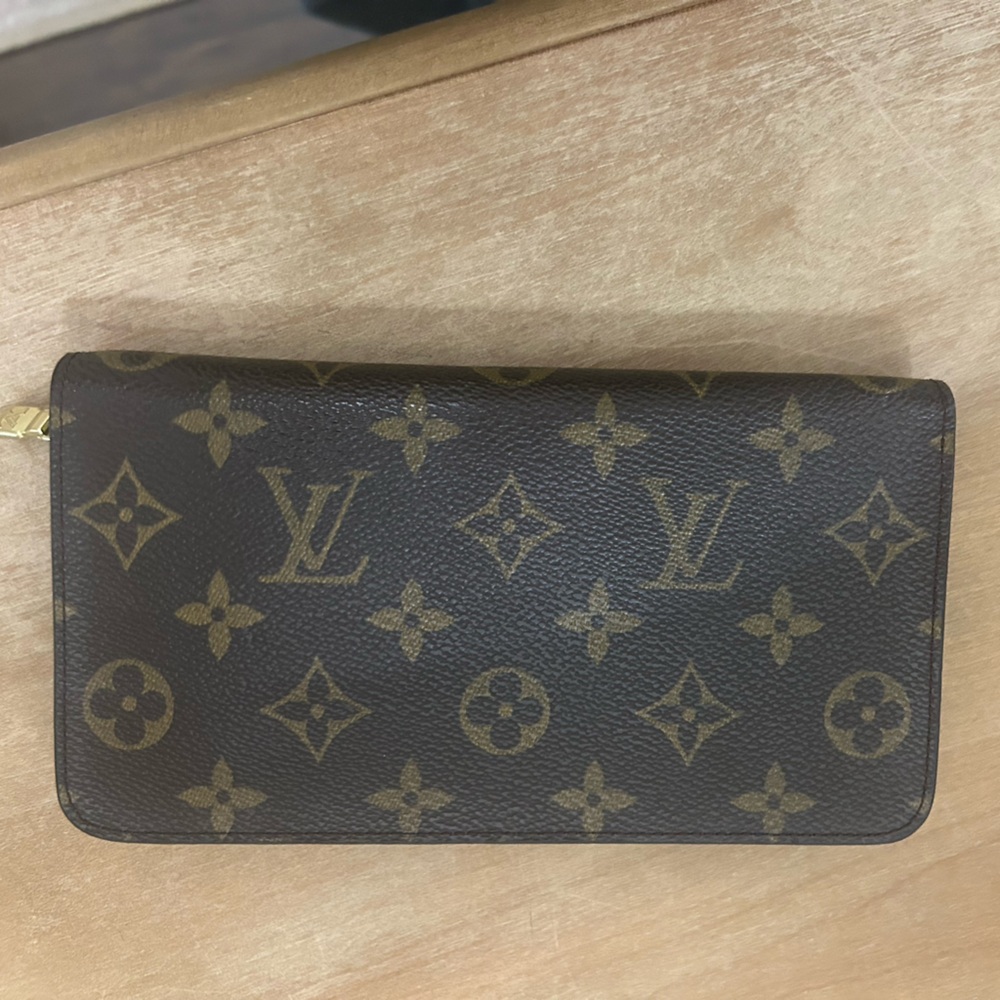 Louis Vuitton Monogram  authentic zippy wallet